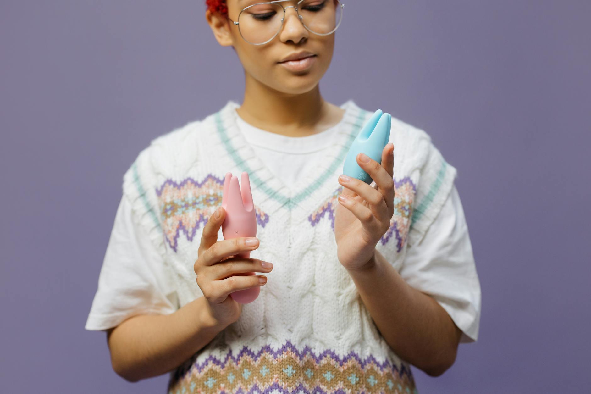 見つめるまなざしでレモンバイブレーターを持つ女性